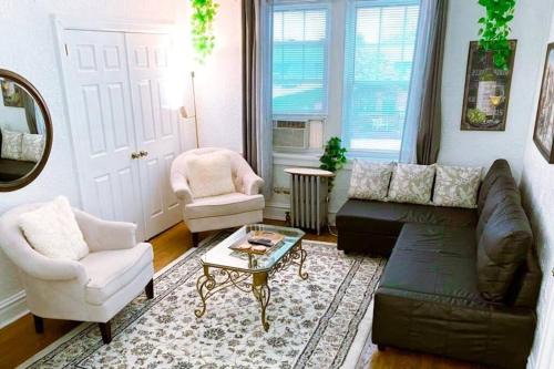 St. Louis Apartment | (53.1N) Walk to Forest Park in Comfort!