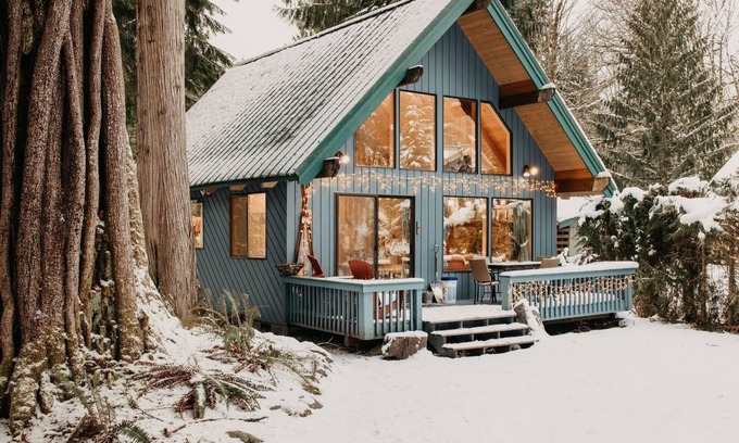 Glacier Cabin | 53mbr - Hot Tub - Wi-fi - Sleeps 6 1 Bedroom Home by RedAwning