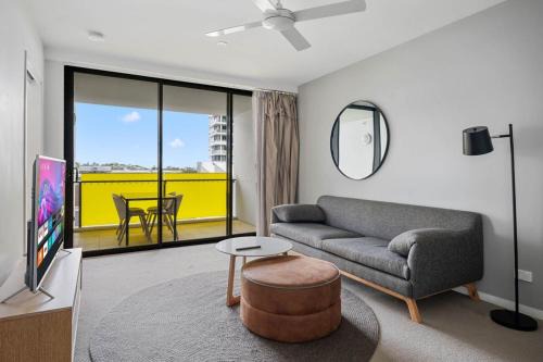 Hamilton Apartment | 54Q Abnb-Style Apt Discover Riverside Bliss with Pool and Free Parking near Portside
