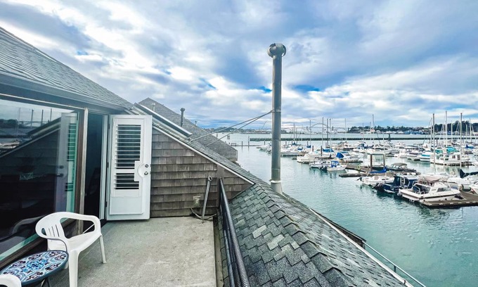Historic Bayfront Condo | 55 m² Condo ∙ 1 bedroom ∙ 4 guests