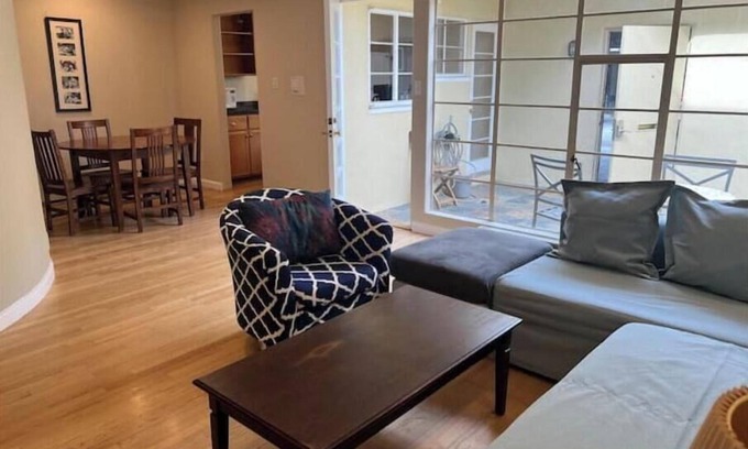 University South House | 555#5 townhrse 2bdrm/2bth private crtyard AC windw
