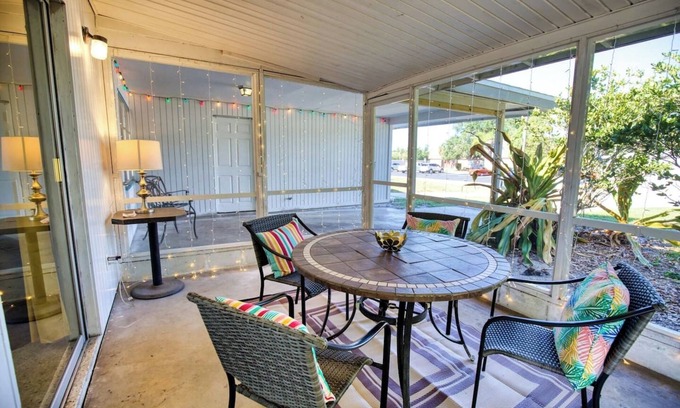 Gulf Gate Estates House | 5723-5725 Nutmeg · King-size beds, 2 kitchens, minutes to Siesta Key