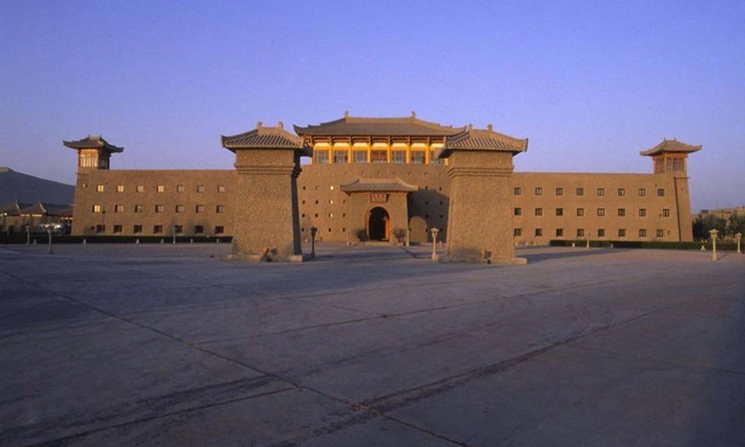 Mingsha Mountain and Crescent Spring Resort | 580 m² Resort ∙ 7 bedrooms ∙ 13 guests