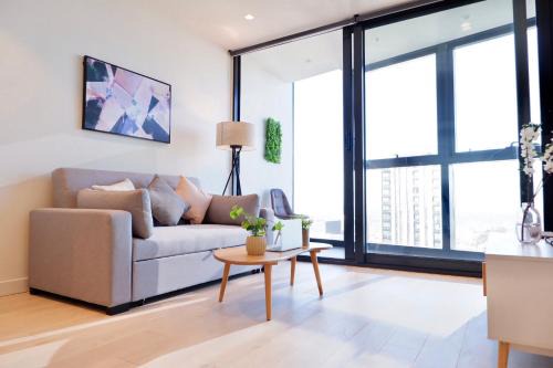 Melbourne Central Business District Apartment | #5909 Infinity Heights Central Luxury 3-Bedroom Condo with Heated Pool & Gym