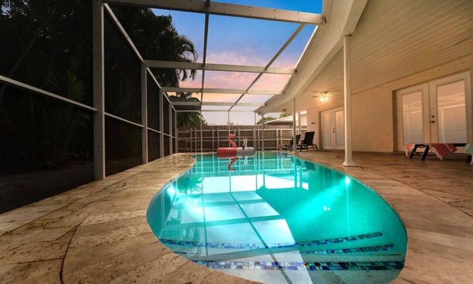 North Miami Beach House | 5BD Beach House, Sun, Pool, BBQ & Shop! Beach & Aventura Mall – Sleeps 26!