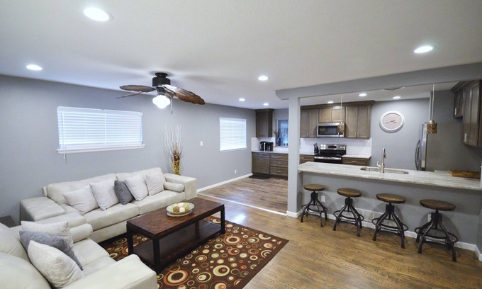 Jewell Heights - Hoffman Heights House | 5bdrms; 6King beds, 2kitchens, 2lvrms; Near Shops & Dining; 1block to Starbucks!