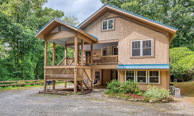 Bryson City Cabin | 5Br 2 Kitchens Custom Home Pool Table 1 mi downtown Starlink fastest internet