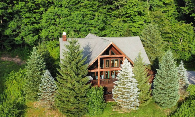 Slaty Fork Cabin | 5BR Chalet | Hot Tub Fire Pit Games 3 Kings