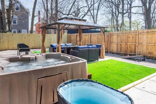 Cincinnati House | 5BR Family Retreat Oasis w Hot Tub 5 min to DT