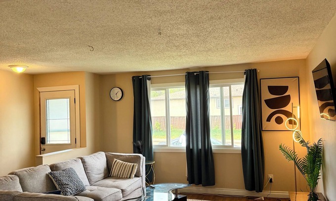 Northeast Edmonton House | 5BR | Sleeps 14 | 10mins stadium | Londonderry mall