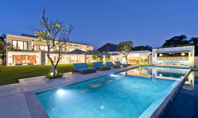Batu Bolong Villa | 5BR Villa, 13Min Walk To Batu Belig & Canggu Beach - W/Swimming Pool!