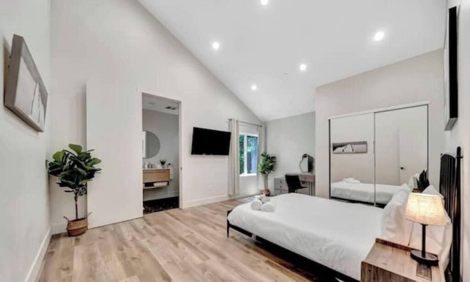 Carthay Circle House | 5BR w/Guesthouse + Pool - Beverly Center 5min Walk