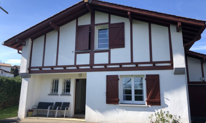 Ahetze House | 5kms from the beaches, between Biarritz, Bidart and Guethary, inflatable spa, plancha