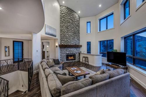 Basalt House | $5M Luxury Waterfront Villa - 14 MI to Aspen