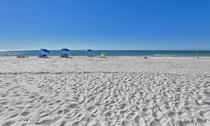 Ono Island Condo | 5th floor gulf-front condo with WiFi, central ac, balcony, pool, & beach access