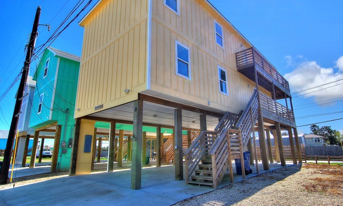 Flour Bluff House | 6/4 private boat slip! waterfront pool! 10 minutes to the beach!