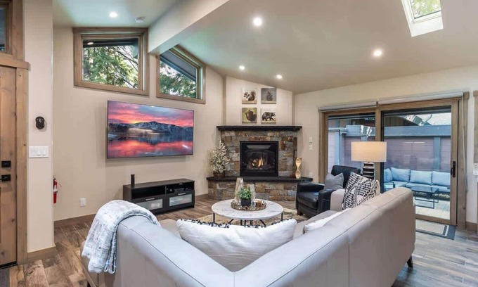 Tahoe Sierra Estates House | 6-8 Miles to Palisades|Alpine|Homewood|Walk to TC