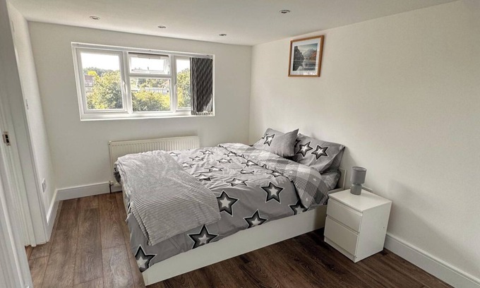 Hillingdon House | 6-Bed 3-Bath Home - Sleeps 14 & Free Parking
