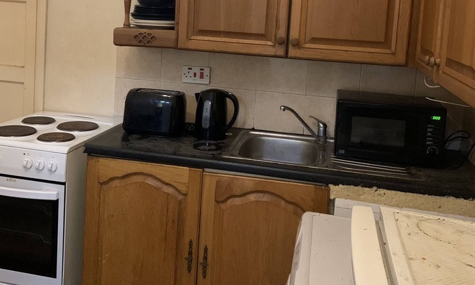 Tottenham Hale Apartment | 6 Bed Flat Next to Tottenham Hale Shopping Centre