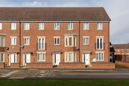 Wolverhampton Villa | 6 bed house with free secure parking & 3 bathrooms