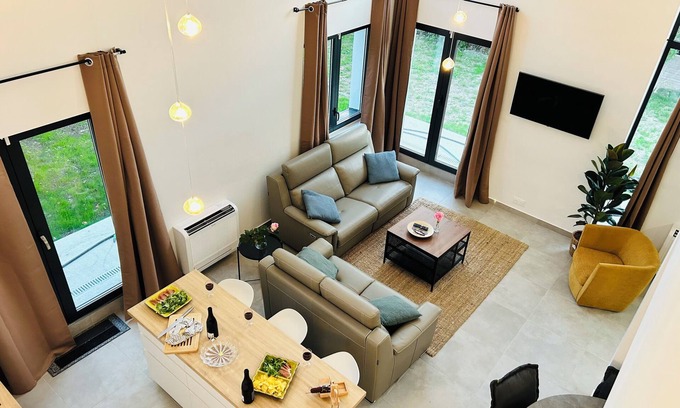 Antony Villa | 6-Bed Villa: WiFi, AC, Cathedral Lounge, Terrace, Garden, Parking & Near Pool/Pk