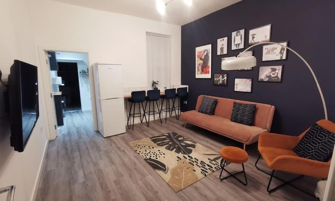 Wednesbury Apartment | 6 bedroom 6 Ensuite 1 min to M6 Jct 9 15 min to Bham