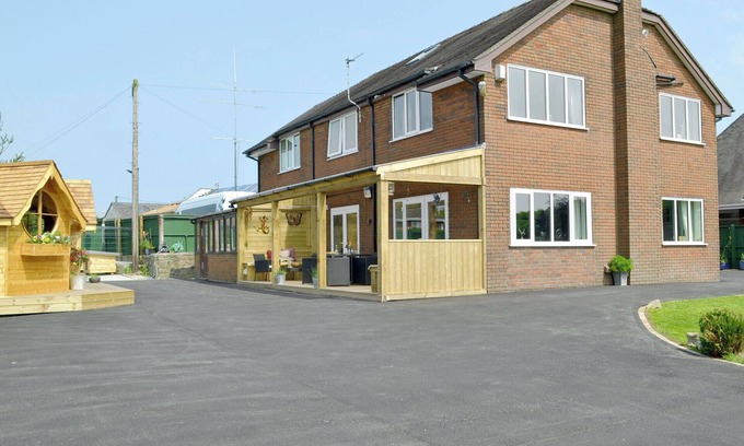 Endon Cottage | 6 bedroom accommodation in Brown Edge, near Leek