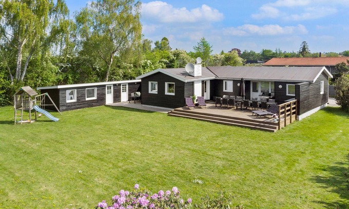Marielyst House | 6 bedroom awesome home in Væggerløse