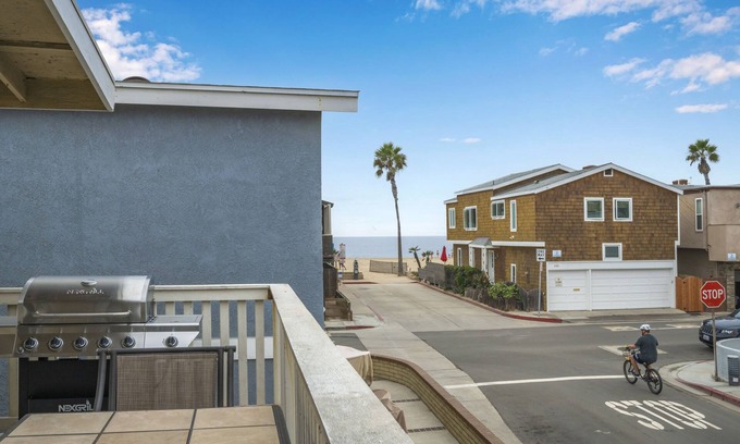 West Newport House | 6 Bedroom home located 2 houses in from the Beach