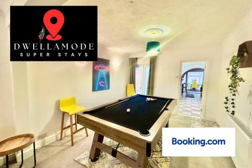 Colchester House | 6 bedroom house - Pool table - Contractors - Crew