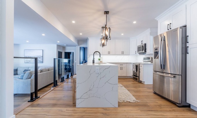 Oro-Medonte House | 6 Bedroom House with Hot Tub Pool BBQ. Near Bass Lake and Horseshoe Valley