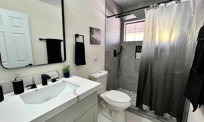 Winchester House | 6-bedroom house with AC and WiFi in awesome Las Vegas