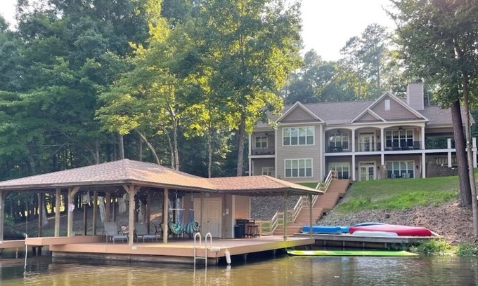 Wise House | 6 Bedroom4 Baths Gorgeous gathering patio!