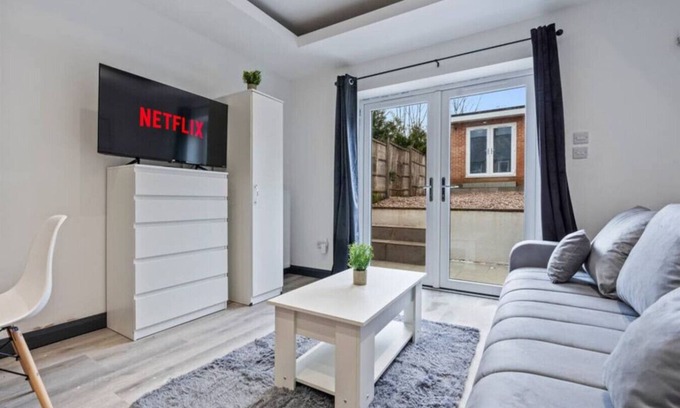 Banbury House | 6 Bedrooms 4 Bathrooms House in Great Location