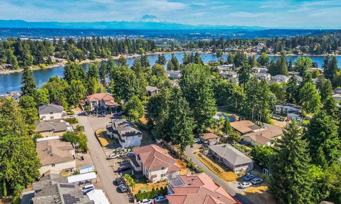 SeaTac House | 6 bedrooms | Grill | Large Patio