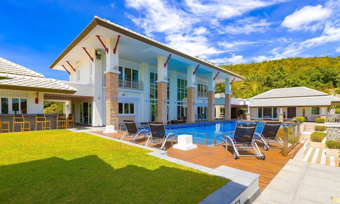 Hua Hin Villa | 6 Bedrooms Mansion on The Golf Course! (JB)
