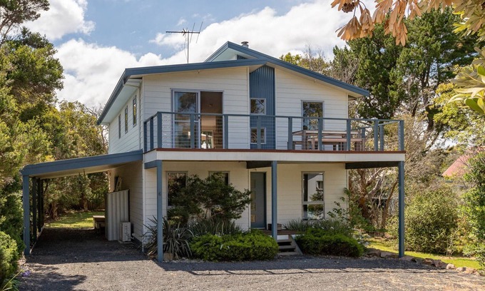 Smiths Beach House | 6 Bernard Court, Smiths Beach - 650 metre walk to the beach