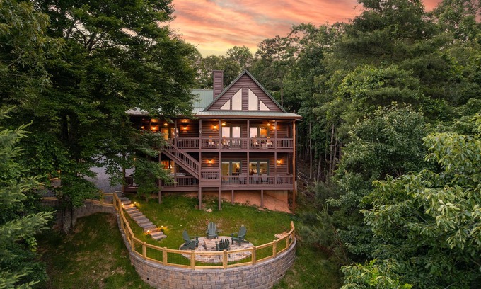 Ellijay Cabin | 6 BR/5 BA Coossawattee RR, newly remodeled, minutes to downtown