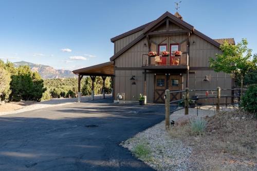 Cedar City Apartment | 6 Guests 2BR 1BA Loft with Unmatched Panoramic Views