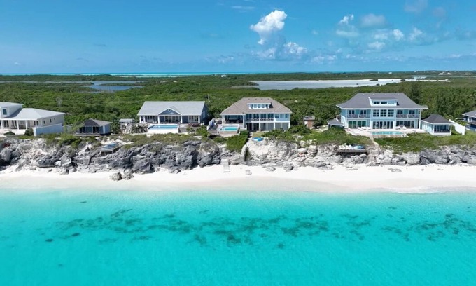 Forbes Hill House | 6 Large Bedrooms, 6.5 Bathrooms, Large Infinity Pool!