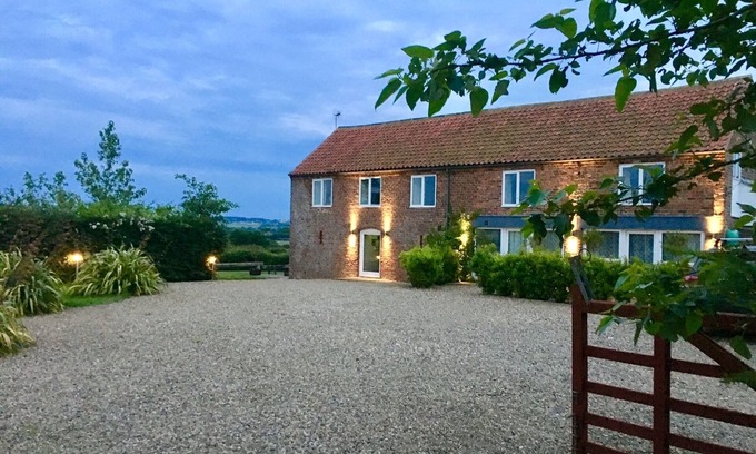 Muston Cottage | (6) LOVELY PEACEFUL FARM COTTAGE SEA VIEWS | CLOSE TO FILEY BEACH/TOWN GARDEN