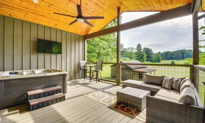 Clarkesville Cabin | 6 Mi to Helen: Romantic Georgia Cottage Hideaway!