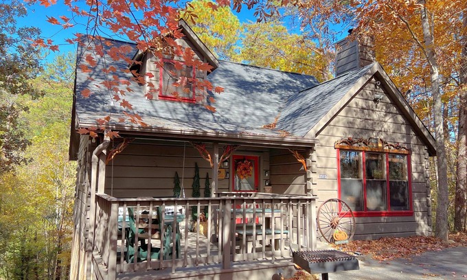 Gatlinburg - Pigeon Forge Cabin | 6 miles from Dollywood🎢 HotTub cozy/wooded setting couples/family friendly!