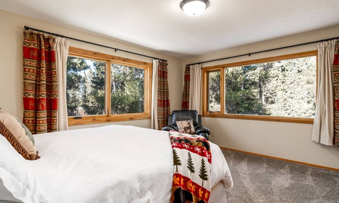 West Yellowstone Cabin | 6 miles from Park entrance -Moose