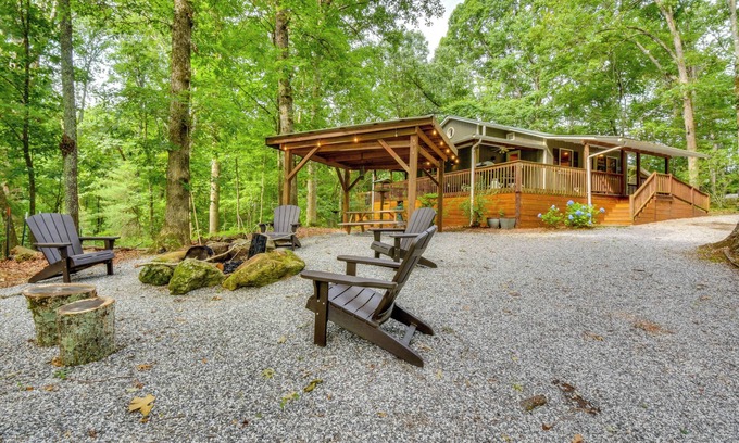 Clarkesville Cabin | 6 Miles to Helen: Cabin w/Hot Tub & Views!