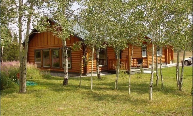 West Yellowstone Cabin | 6 miles to park entrance Sweet Home Montana- Lazy Fox