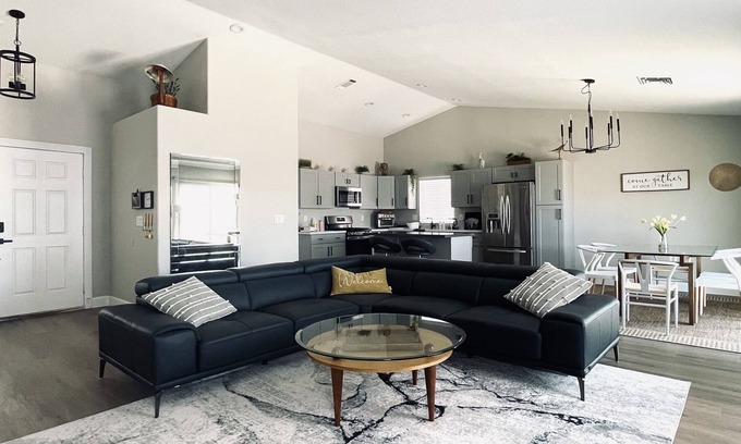 Sunrise Manor House | 6 miles to STRIP & Vegas Airport, 3 Bed 2 Bath Spacious & Stylish Home