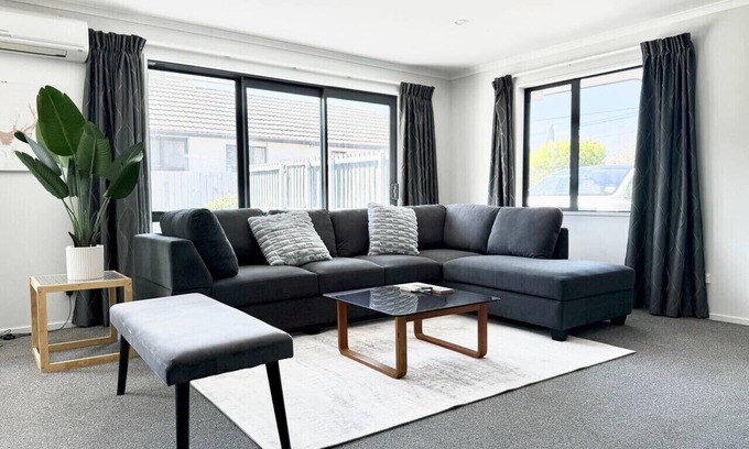 Burnside House | 6 min to Airport Burnside Full house with big yard