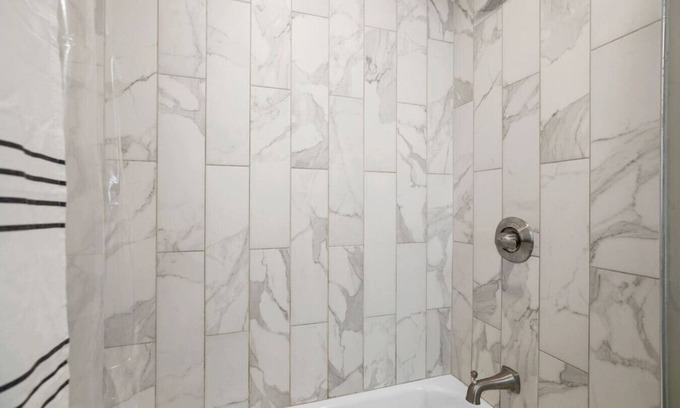 East Nashville House | 6 Mins to Broadway | 2 Bed + 1 Bath | 2 Car Garage