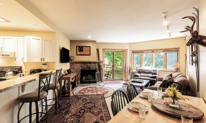 Deer Valley Condo | 6-minute walk to Deer Valley Resort, Free Shuttle bus & Private Hot tub!